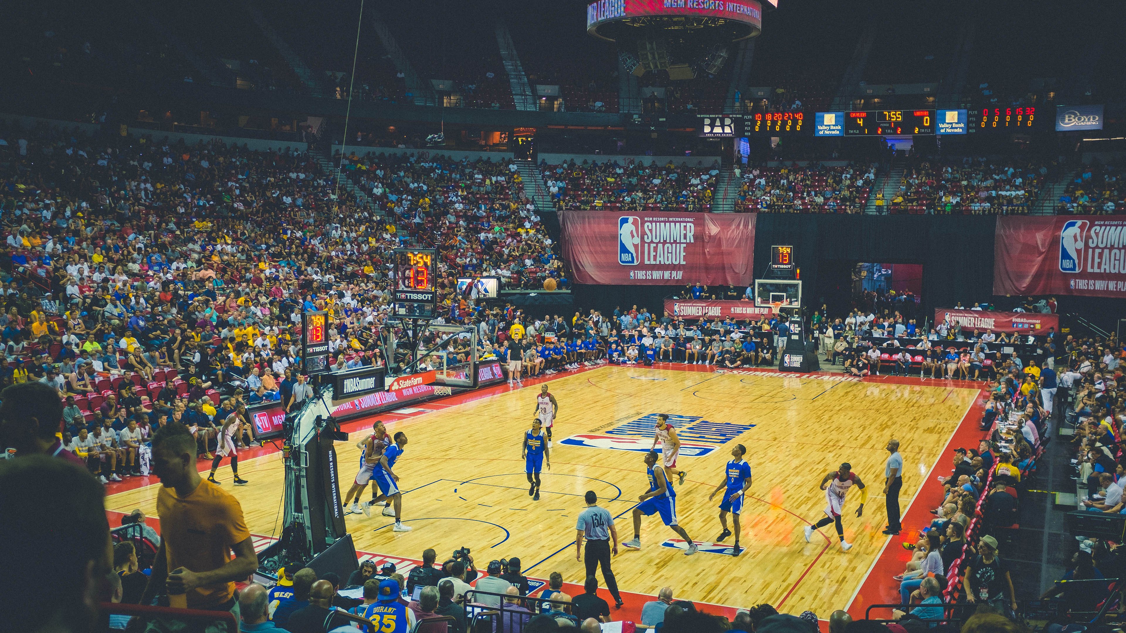 Karsa重返赛场，反败为胜首场状态出色，曼联观众沸腾！赛场气氛高涨